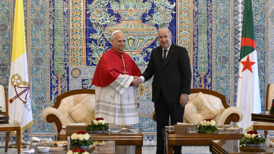 Algiers (Algeria), 13/04/2026.- A handout picture provided by the Vatican Media shows Pope Leo XIV (L) shaking hands with Algerian President Abdelmadjid Tebboune (R) during a courtesy visit at the Presidential Palace in Algiers, Algeria, 13 April 2026. The Pope has embarked on an eleven-day Apostolic Journey to Africa, with scheduled stops in Algeria, Cameroon, Angola, and Equatorial Guinea. (Papa, Camerún, Guinea Ecuatorial, República Guinea, Argel) EFE/EPA/VATICAN MEDIA HANDOUT HANDOUT EDITORIAL USE ONLY/NO SALES