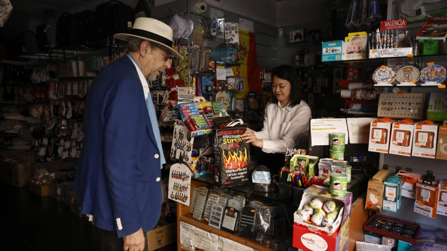 Un hombre compra carbón en un bazar chino en Valencia