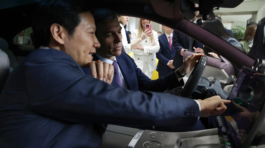 Lei Jun (i), fundador, presidente y director ejecutivo de Xiaomi, muestra un coche Xiaomi YU7 al presidente del Gobierno español, Pedro Sánchez (2i), en la sede de Xiaomi en Pekín, China