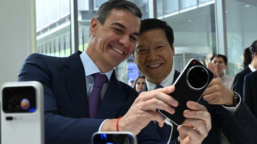 El presidente del Gobierno español, Pedro Sánchez (i), durante su visita en Pekín a la sede de la tecnológica Xiaomi junto a su fundador, Lei Juny (d)
