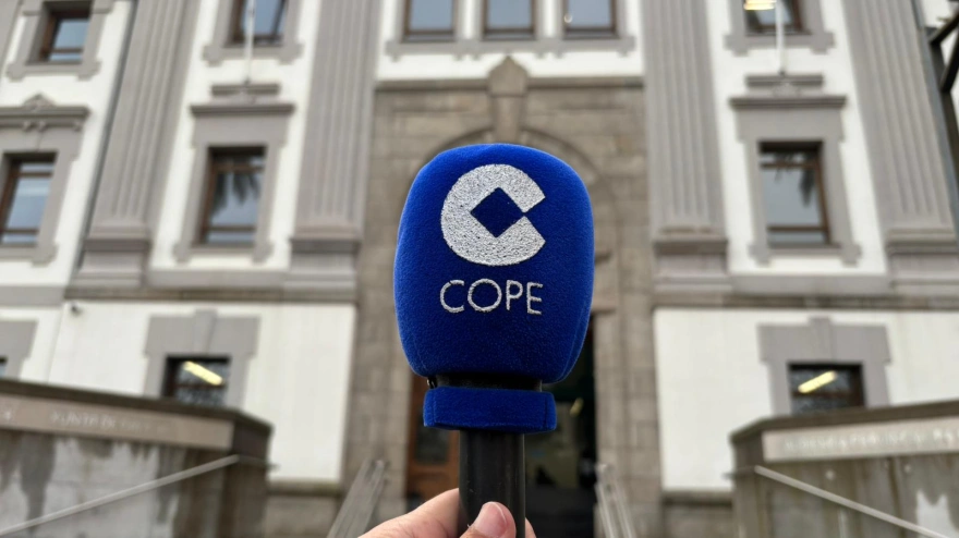 Micro de COPE frente a la Audiencia Provincial de A Coruña