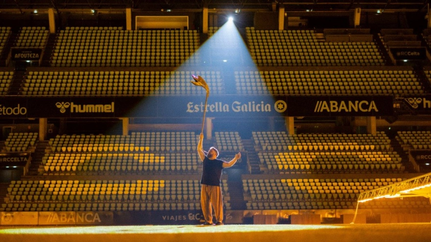 Abraham Cupeiro prueba el kárnyx durante un ensayo en Balaidos