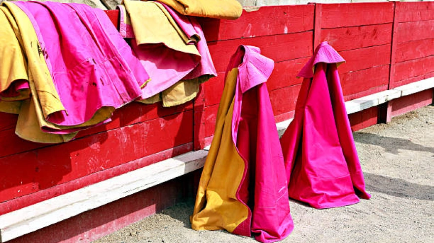 Capotes de brega en la plaza de toros