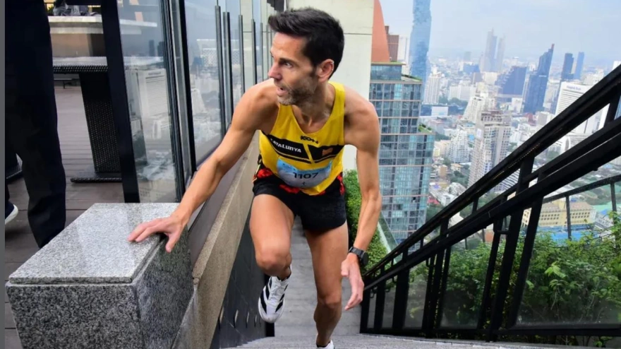 Marc Toda sube un edificio en Tailandia