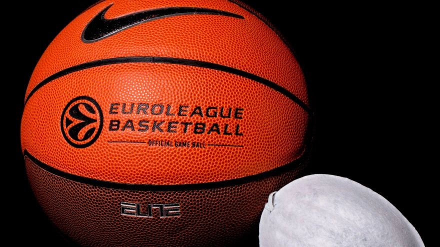 Detalle del balón de baloncesto con el que se juega en la Euroliga