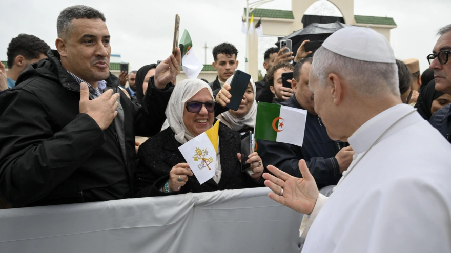 El papa León XIV a su llegada a Annaba, Argelia.