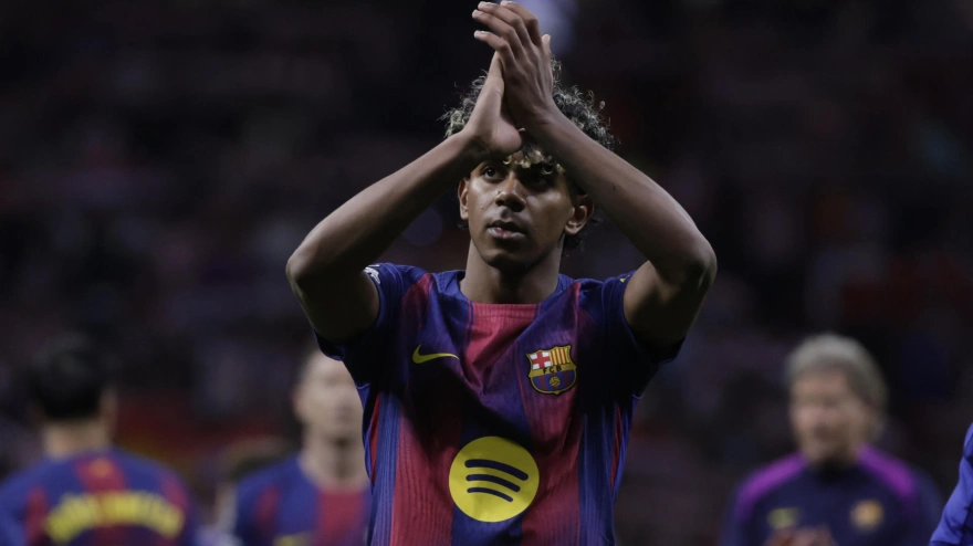 El delantero del FC Barcelona Lamine Yamal al finalizar el partido de vuelta de cuartos de final de Liga de Campeones que Atlético de Madrid y FC Barcelona disputaron este martes en el estadio Metropolitano, en Madrid