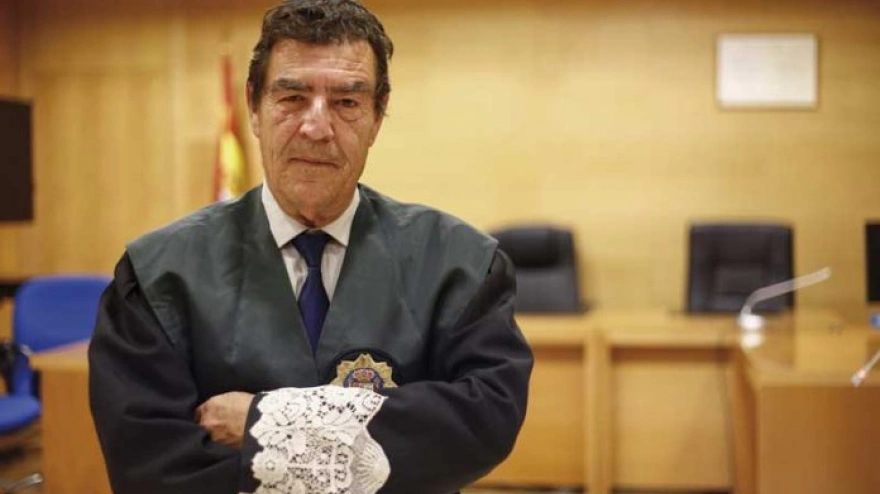 El juez Calatayud advierte sobre la pérdida de autoridad y apunta a malas decisiones políticas: "Aznar quitó la mili, Zapatero quitó el derecho de corregir a los hijos, Mariano no hizo nada y Pedro no tiene categoría"