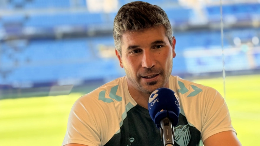 Juanfran Funes durante la entrevista en COPE Málaga desde La Rosaleda.