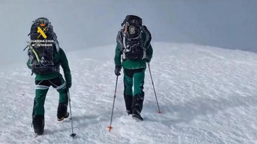 La Guardia Civil de Montaña rescata a varios montañeros en zonas cerradas
