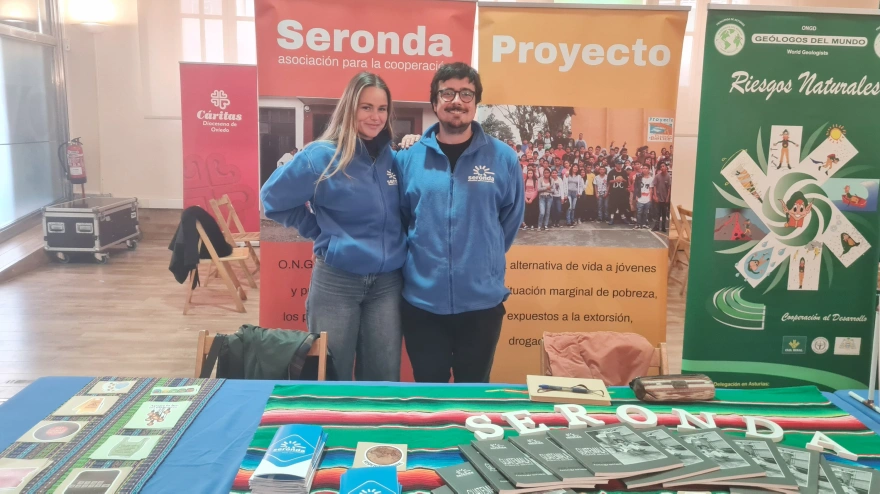 Cristina y Sergio, voluntarios de Seronda ONG, en Trascorrales