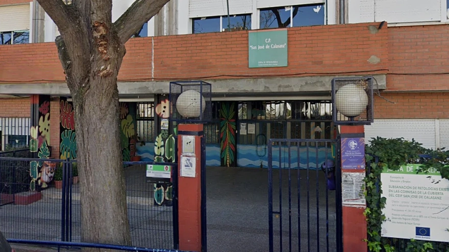 Una niña resulta herida por un proyectil desconocido en el patio de su colegio en Badajoz