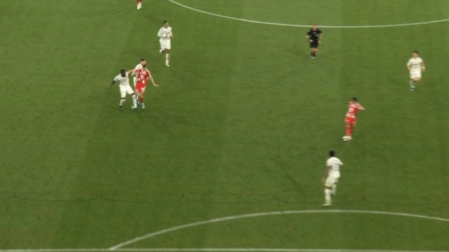 Acción polémica de una posible falta de Rüdiger antes del tercer gol del Real Madrid