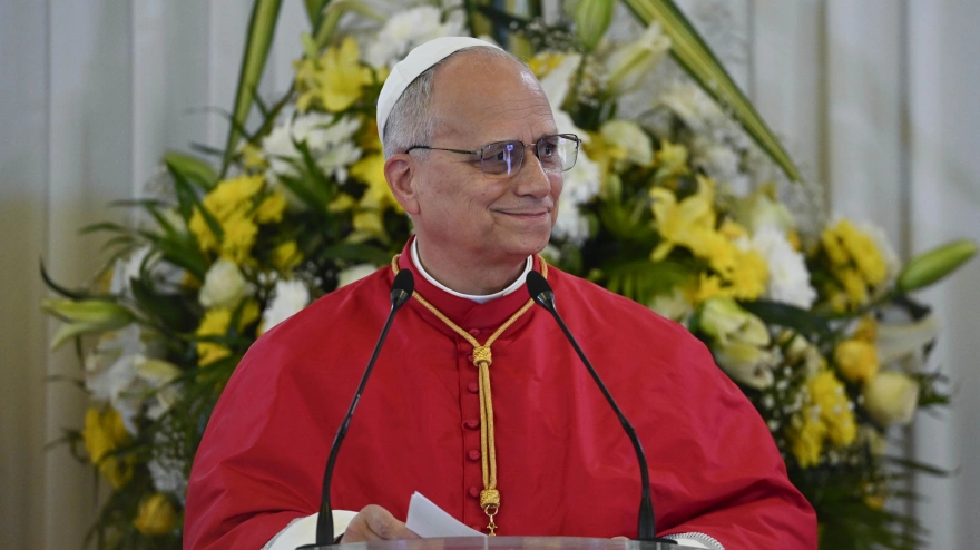 León XIV aterriza en Camerún para llevar su mensaje de paz al corazón de los conflictos de África