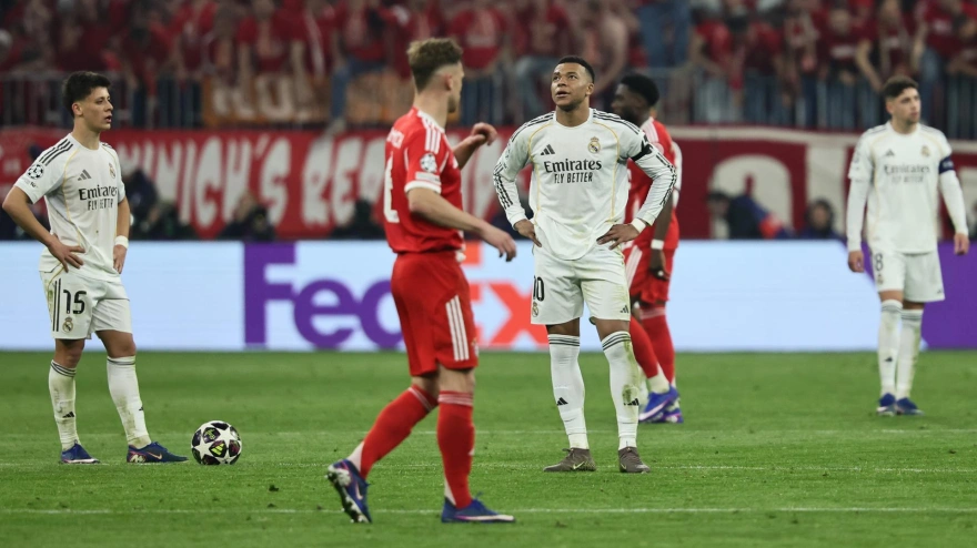 Los jugadores del Real Madrid, cabizbajos tras la eliminación en Champions