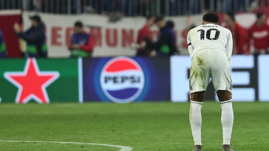 Kylian Mbappé, del Real Madrid, observa tras la derrota del FC Bayern de Múnich en el partido de vuelta de los cuartos de final de la Liga de Campeones de la UEFA, en Múnich.