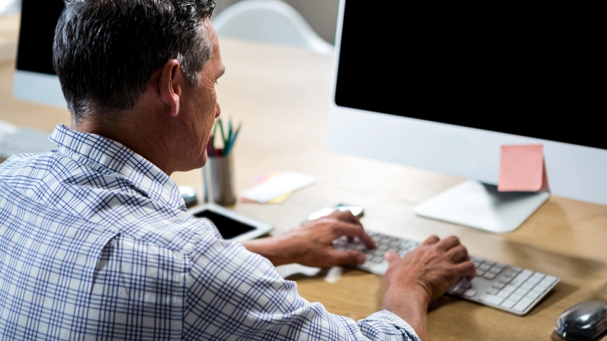 Hombre trabajando con ordenador