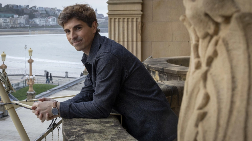 El alcalde de San Sebastian, Jon Insausti, en el balcón del Ayuntamiento de San Sebastián.EFE/Javier Etxezarreta