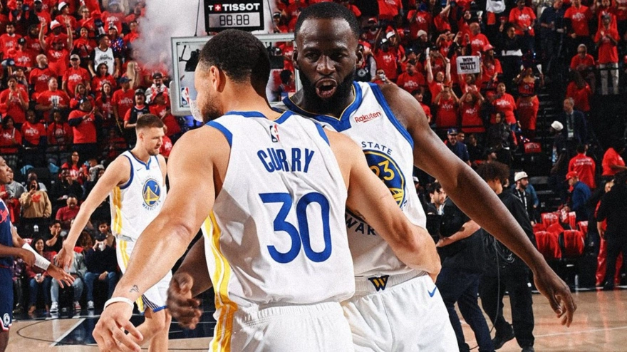 Curry y Draymond Green celebrando la victoria de los Curry