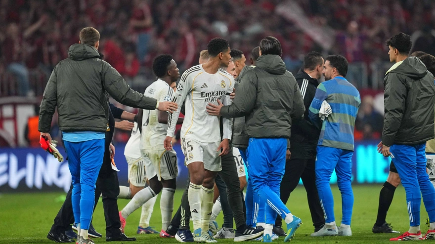 Los jugadores del Real Madrid protestan al colegiado después del pitido final.