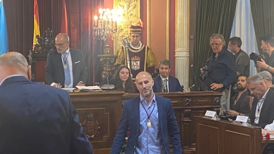 Gonzalo Jácome ante la mirada del ex alcalde socialista, Francisco Rodríguez, al que criticó duramente tras su imputación