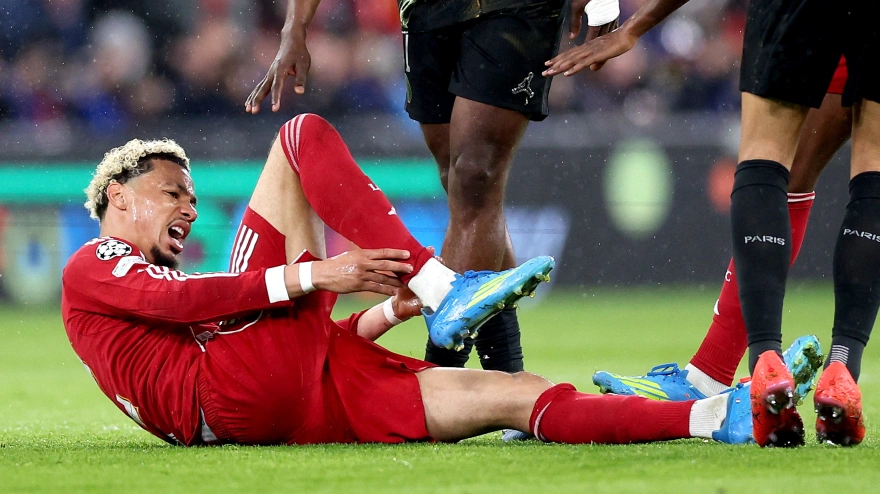 Hugo Ekitike se duele en el césped de Anfield tras resbalarse en el partido ante el PSG.