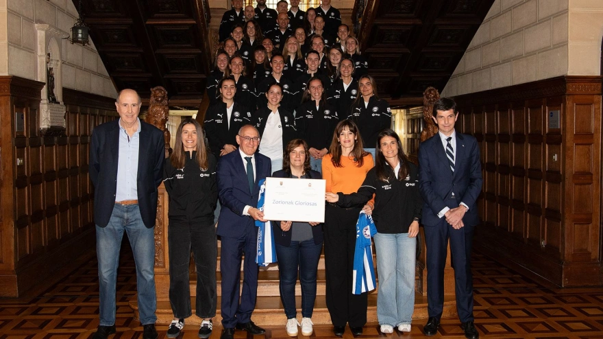 Recepción institucional de las Gloriosas por su ascenso a la Liga F