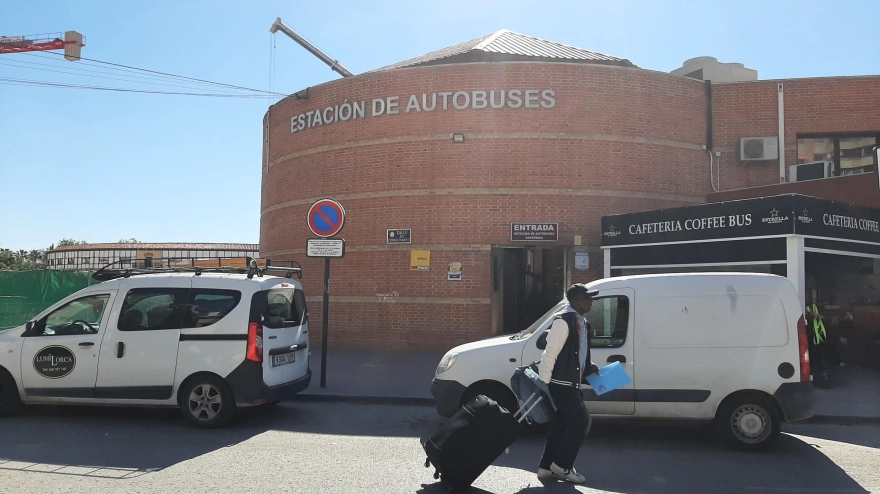 Un viajero entra a la estación de autobuses de Lorca