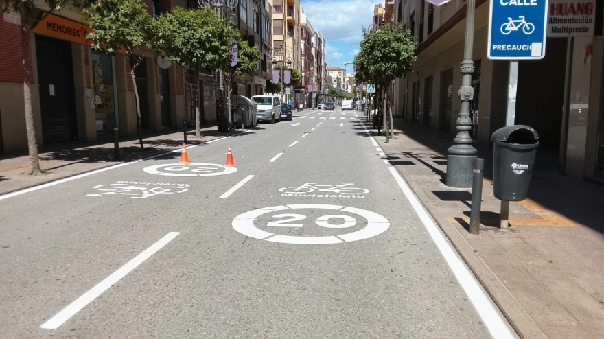 Imagen de una de las calles de lorca con las marcas viales recién pintadas