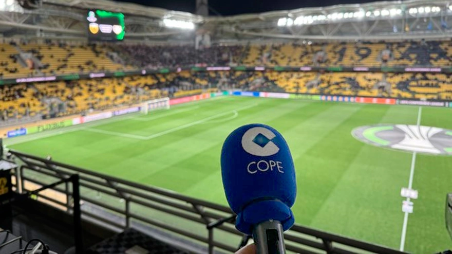 Micrófono de Tiempo de Juego en el AEK Arena, para el AEK - Rayo Vallecano