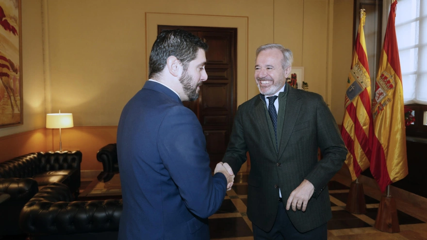 El portavoz de Vox en las Cortes de Aragón, Alejandro Nolasco (i), y el expresidente del Gobierno de Aragón, Jorge Azcón