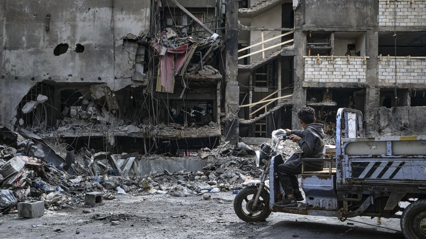 Beirut continúa retirando escombros de edificios destruidos