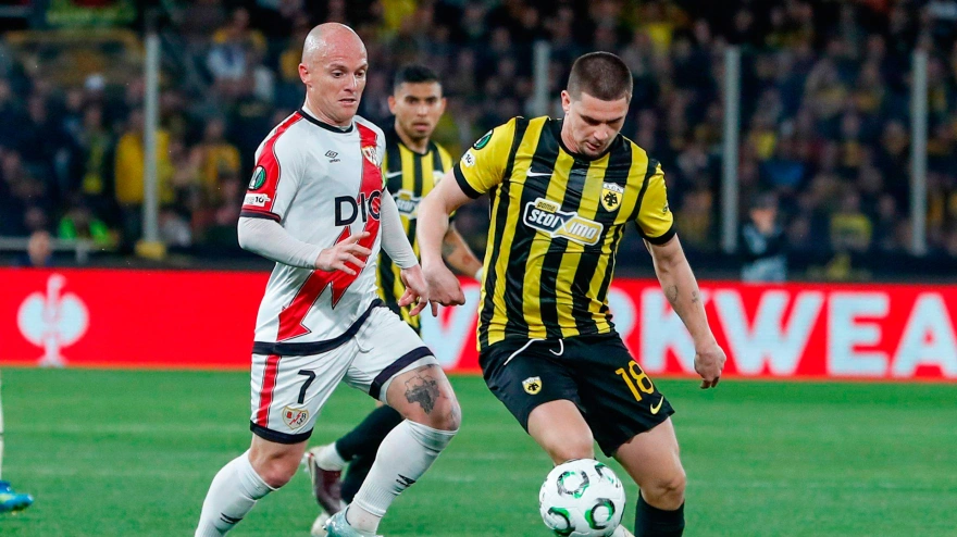 Isi trata de cortar el avance de un rival durante el AEK-Rayo Vallecano