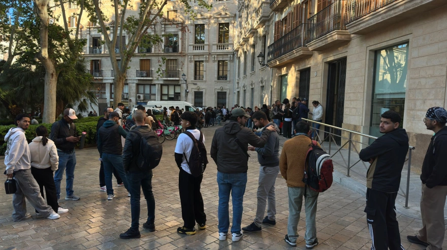 Colas ante la oficina municipal de Palma a primera hora de la mañana
