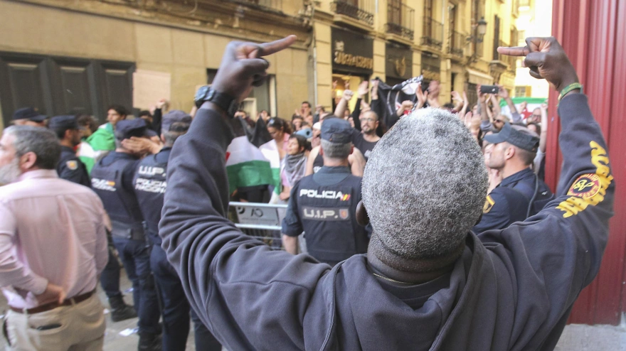 - Protestas en el acto público que Vox celebra este jueves en la plaza de las Pasiegas en Granada.