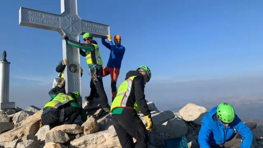 El equipo que colocó la nueva cruz del Aneto