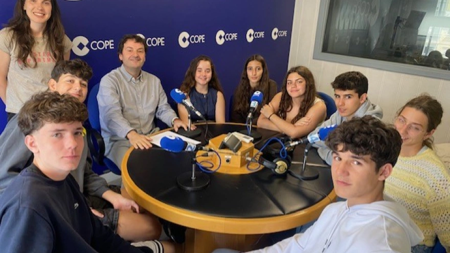 Alumnos de Oporto con su profesora junto a alumnos de Salesianos de Ourense y su profesor