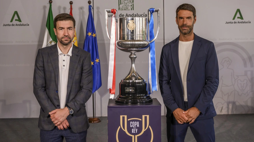 La copa custodiada por dos históricos capitanes de la Real y el Atleti, Xabi Prieto y Gabi Fernández