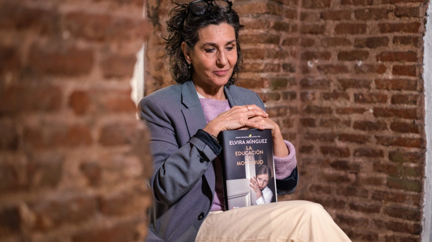 Elvira Mínguez con su libro