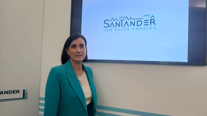 Gema Igual con el nuevo logo del servicio de basuras