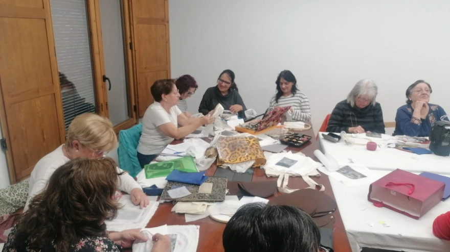 Enciso recupera su historia gracias al bordado de sus mujeres