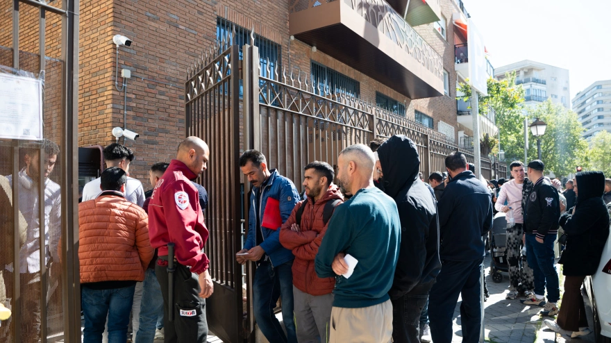 (Foto de ARCHIVO)Varias personas hacen cola para entrar en la Embajada y Consulado de Marruecos, a 15 de abril de 2026, en Madrid (España). Inmigrantes irregulares acuden a los consulados para conseguir el certificado de antecedentes penales o la autorización consular que permite a un familiar tramitar ese certificado, requisito imprescindible para la regularización, ay que el decreto exige no tener condenas penales en el país de origen y demostrar una estancia mínima de cinco meses en España antes del 31 de diciembre de 2025.Isa Saiz / Europa Press15/4/2026