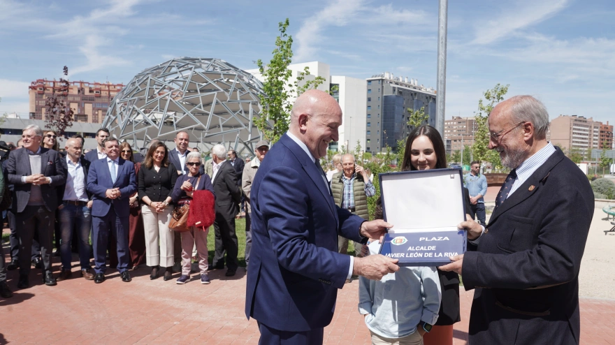 El alcalde de Valladolid, Jesús Julio Carnero, inaugura la plaza León de la Riva junto al exalcalde, en la Ciudad de la Comunicación.