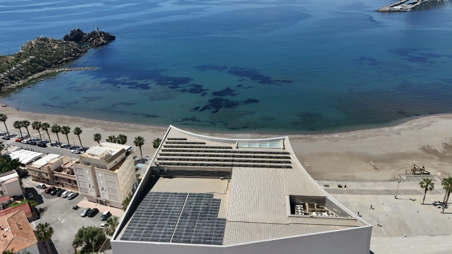 Imagen aérea del auditorio de Águilas frente a la playa de Las Delicias, con las placas solares en la cubierta