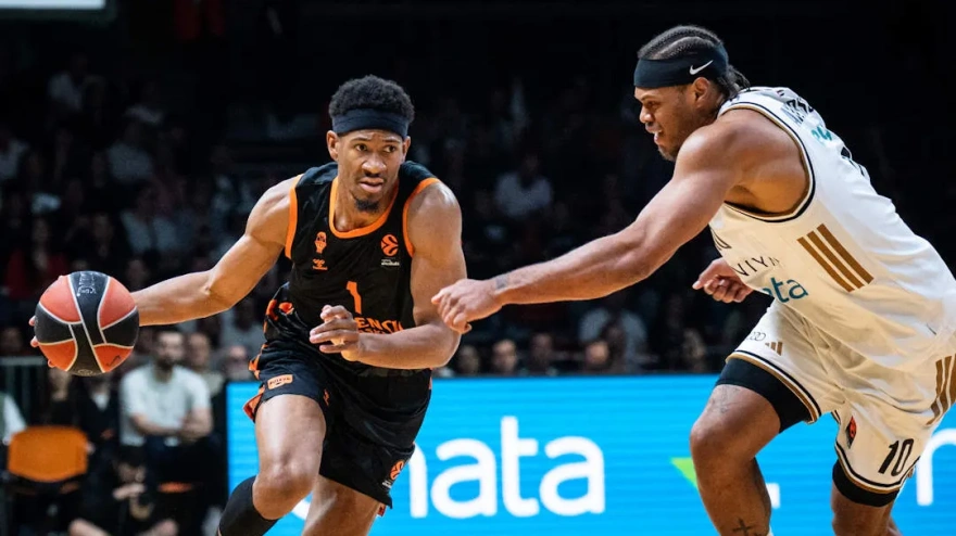 Taylor penetra ante la defensa de Anderson