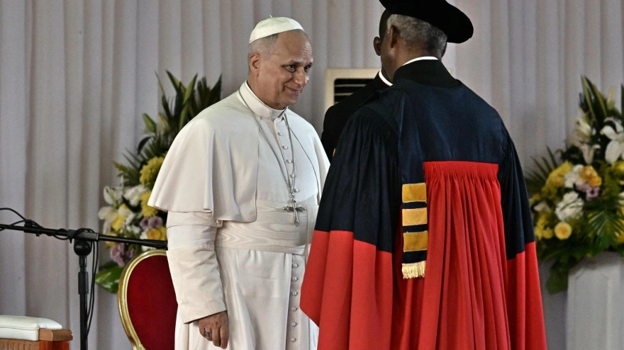El Papa León XIV (i) tiene un encuentro con estudiantes y profesores universitarios de la Universidad Católica de África Central en Douala, Camerún