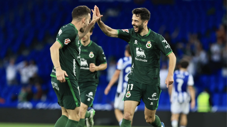 Andrés Martín celebra su gol en el partido Real Sociedad B - Racing de Santander