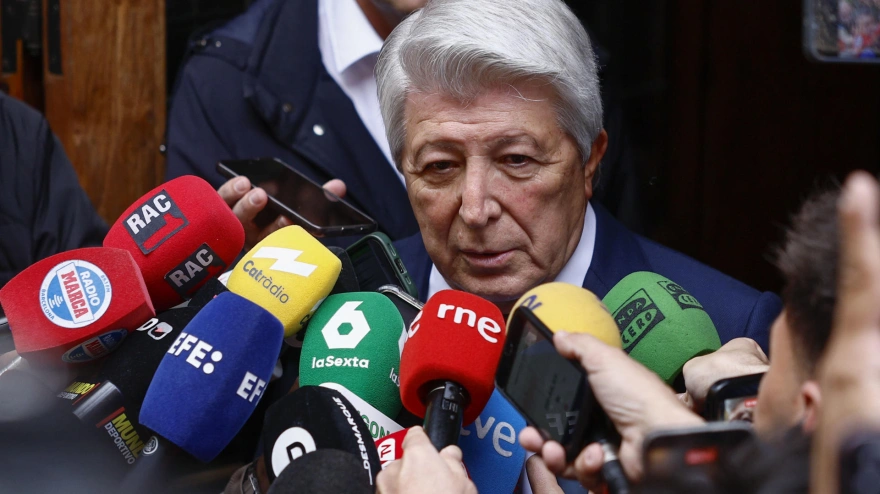 El presidente del Atlético de Madrid, Enrique Cerezo, atendiendo a los medios de comunicación