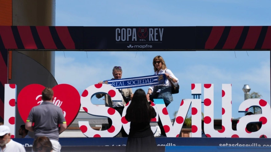 Sevilla recibe a seguidores madrileños y donostiarras desplazados para la final en La Cartuja