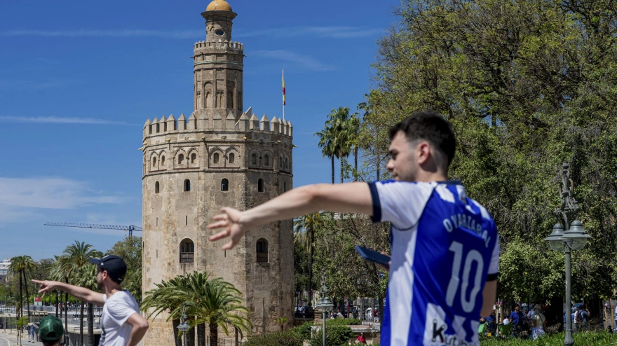 Aficionados de la Real Sociedad junto a la Torre del Oro durante el día previo a la final de la Copa del Rey, en Sevilla. EFE/ Mauri Buhigas